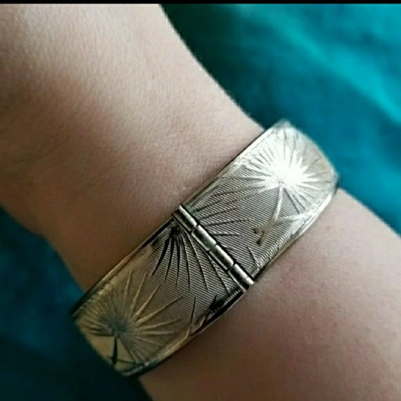 Relisted -vintage botanical etched bracelet clamper hinged - Picture 5 of 8